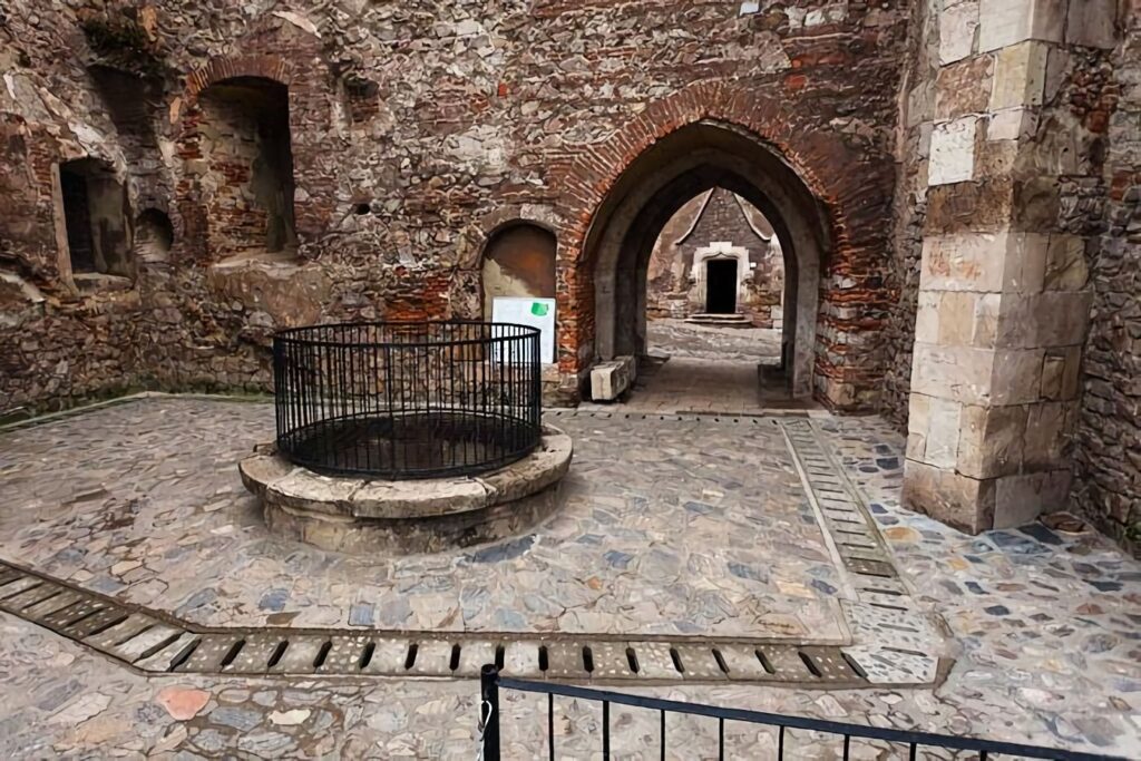 Wisata Sumur Artesis Legendaris di Kastil Corvin, Rumania